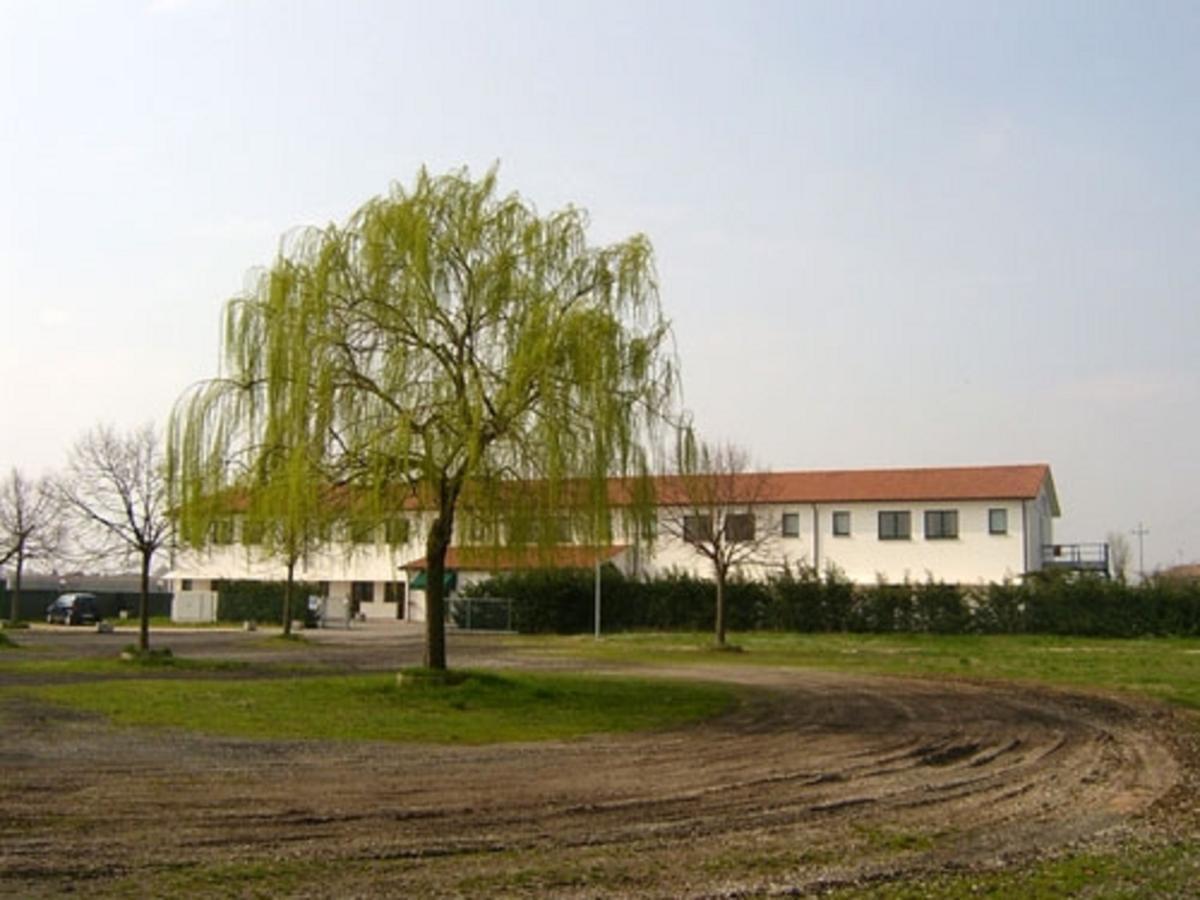 Hotel Lory Ficarolo Bagian luar foto