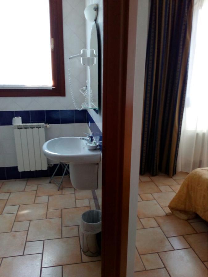 Hotel Lory Ficarolo Bagian luar foto