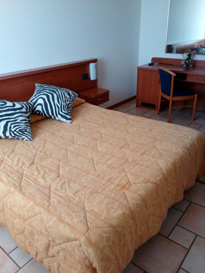 Hotel Lory Ficarolo Bagian luar foto